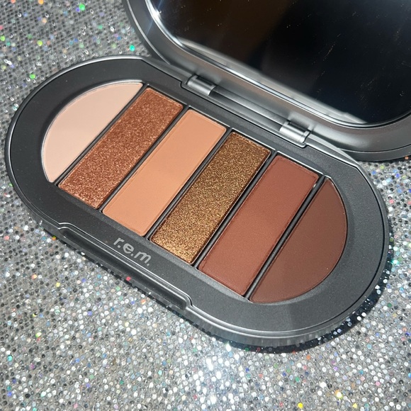 ✨🆕✨ R.E.M. BEAUTY Midnight Shadows Eyeshadow Palette in Babydoll - Picture 6 of 9